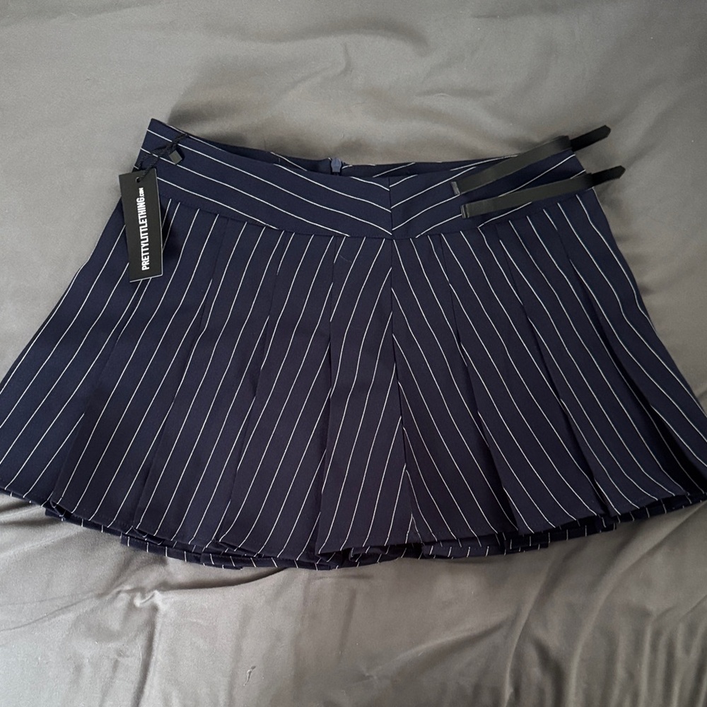 PrettyLittleThing Navy Pleated Skirt with White Stripes